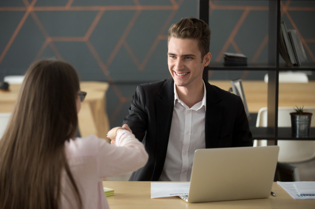 Con este contenido de curso profesional el alumno aprenderá a identificar los canales y técnicas de reclutamiento más adecuados al perfil demandado, abarcando el análisis de necesidades de la empresa y la comunicación final al candidato, así como las novedades en el perfil del seleccionador.