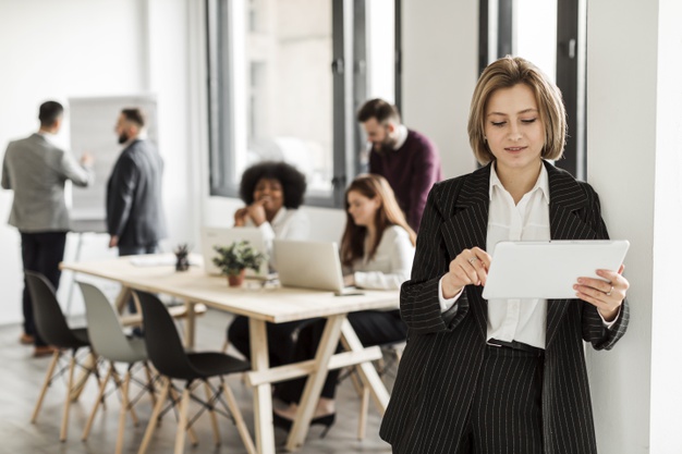 Profesionales de cualquier sector que quieran conocer de forma completa el proceso de delegar, poniendo especial énfasis en mandos intermedios y directivos de todos los departamentos de la organización.