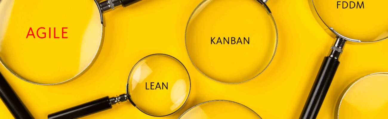 Lupas sobre fondo amarillo mostrando términos de metodologías ágiles como AGILE, LEAN, KANBAN y FDDM.